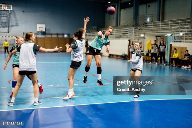 female players perform an attacking practice during handball training - handbal stockfoto's en -beelden