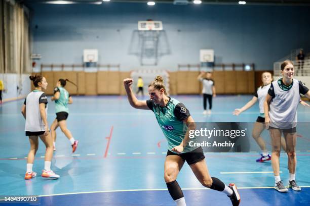 female handball players celebrating goal - handbal stockfoto's en -beelden