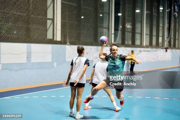 gruppe von handballspielerinnen in aktion. - court handball stock-fotos und bilder