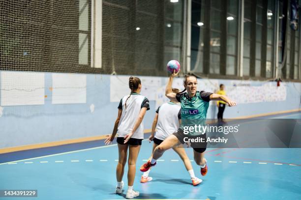 grupo de jugadoras de balonmano en acción. - frontón fotografías e imágenes de stock