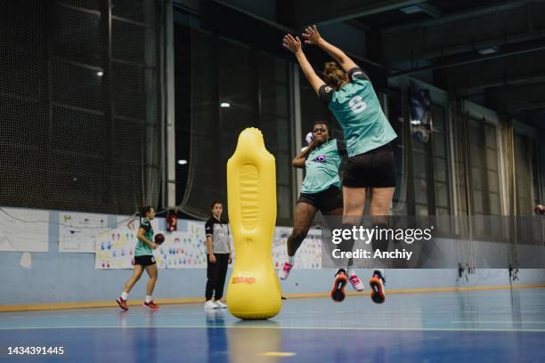 handballerinnen üben sprungschusstechnik - team handball stock-fotos und bilder