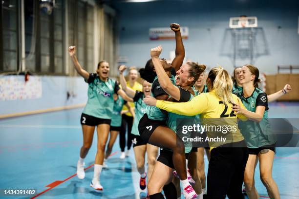 female handball players celebrating victory after match - court handball stock pictures, royalty-free photos & images