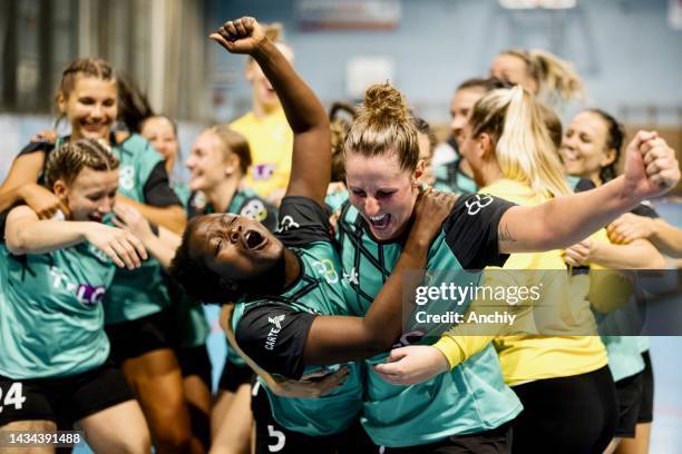 handballerinnen feiern sieg nach spiel - court handball stock-fotos und bilder
