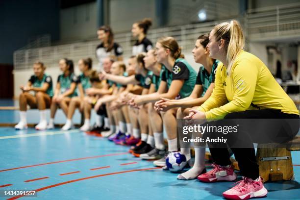 coach speaking to his team after the training - andebol imagens e fotografias de stock