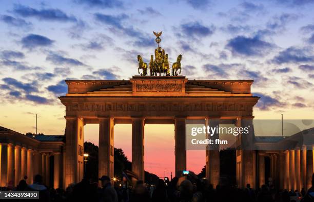 brandenburg gate at sunset (berlin, germany) - quadriga statue brandenburg gate stock-fotos und bilder