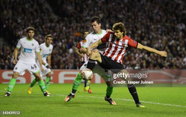 Fernando Llorente of Athletic Bilbao scores the last minute winning goal past Anderson Polga of Sporting Clube de Portugal during the UEFA Europa...
