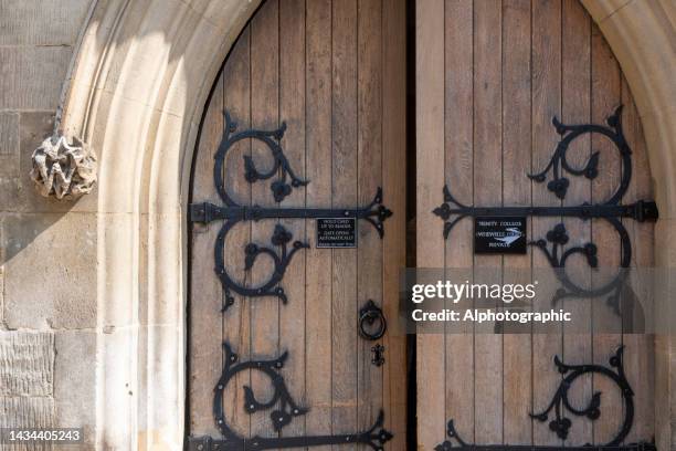 trinity college doorway - trinity college cambridge stockfoto's en -beelden