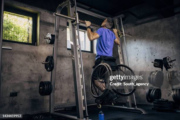 homem com deficiência de formação em educação física - homens musculosos - fotografias e filmes do acervo