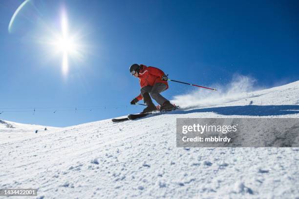 jeune skieur alpin à la station de ski de jahorina, bosnie-herzégovine - lunettes de pilote de course photos et images de collection