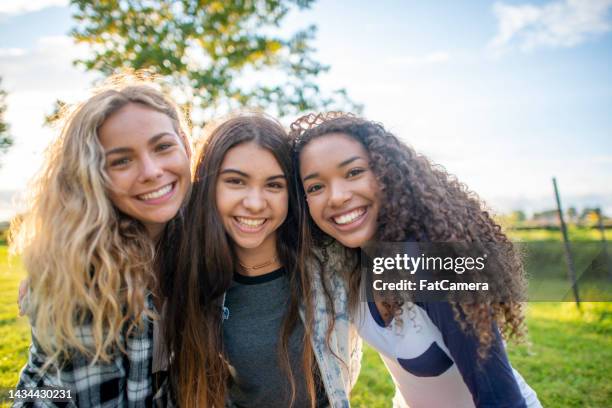 verano la amistad - sólo-grupo-de-adolescentes fotografías e imágenes de stock