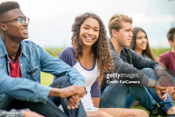 teenagers hanging out outside - 19 20 years stock pictures, royalty-free photos & images