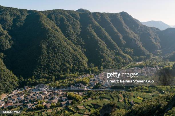 rural chinese mountain villages and terraced tea fields, yandang mountain, zhejiang province, china - wenzhou stock-fotos und bilder