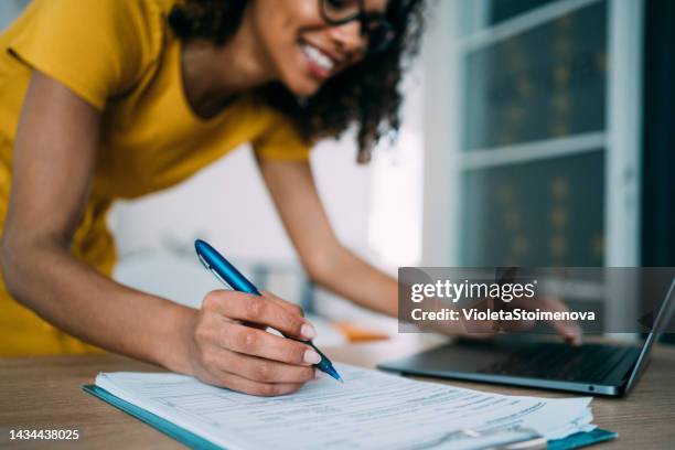 una empresaria trabajando en la oficina. - form filling fotografías e imágenes de stock