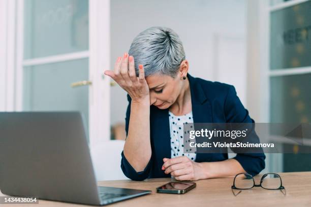 überforderte junge geschäftsfrau im büro. - sad workers stock-fotos und bilder