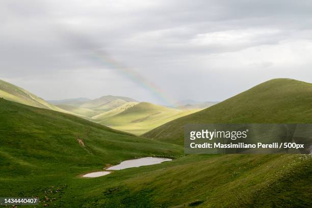 scenic view of rainbow over mountains against sky,abruzzo,italy - abruzzi fotografías e imágenes de stock