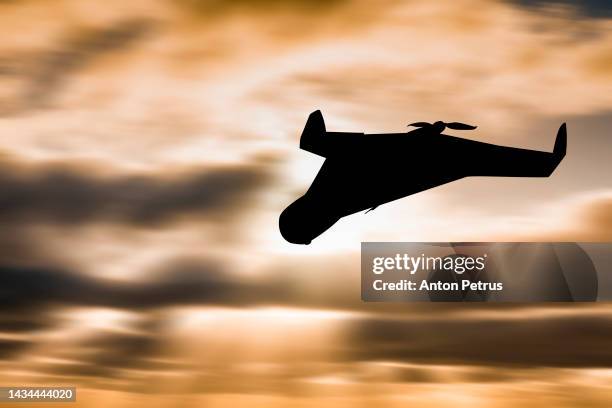 iranian military unmanned aerial vehicle at sunset. combat drone - military attack stockfoto's en -beelden