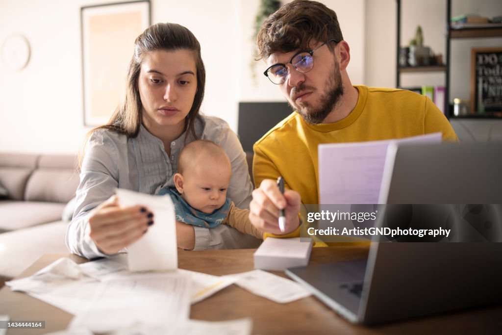 Famille calculant ses dépenses mensuelles.