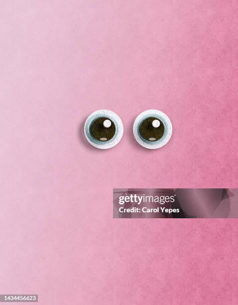 googly cartoon eyes in pink background - comic augen stock-fotos und bilder