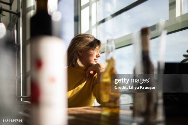 one woman  waiting for someone in a restaurant. - enjoying coffee cafe morning light stock-fotos und bilder