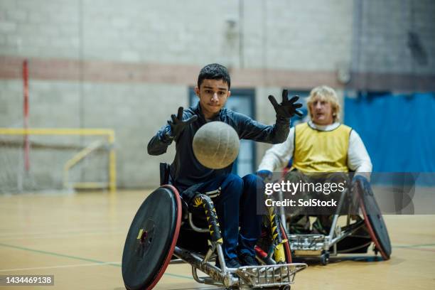 persiguiendo la pelota - adaptable fotografías e imágenes de stock