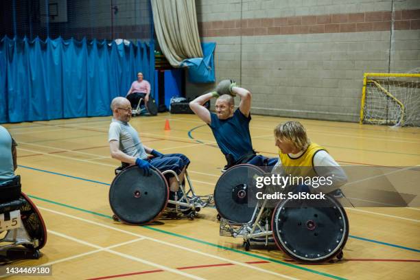 passing to team mate - female rugby team stock pictures, royalty-free photos & images