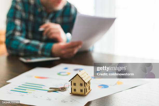 firmar un acuerdo de venta de vivienda - debt fotografías e imágenes de stock