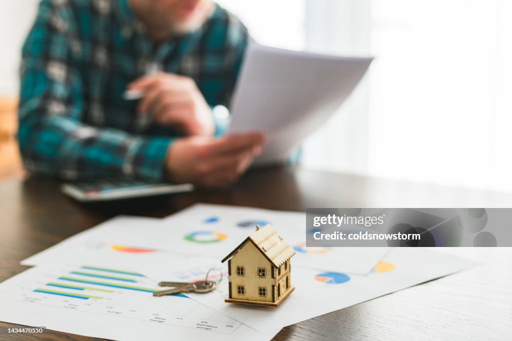 Signing a house sale agreement