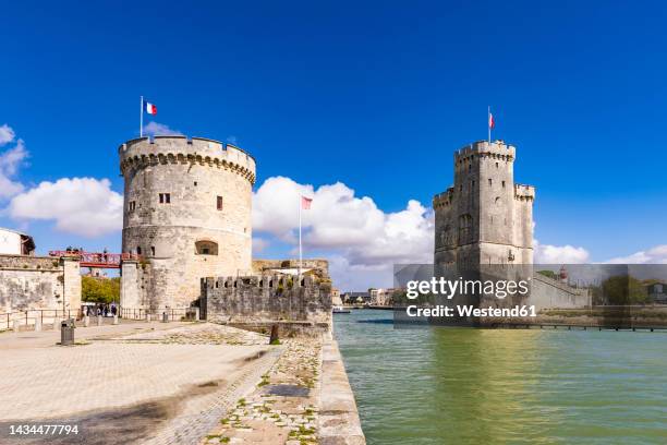 france, nouvelle-aquitaine, la rochelle, chain tower and saint nicolas tower in old medieval harbor - la rochelle imagens e fotografias de stock
