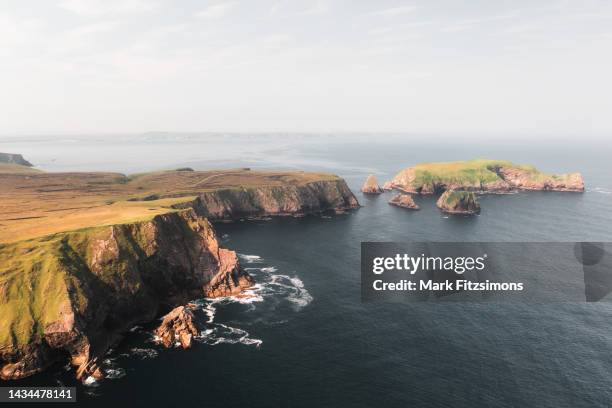 benwee head, co mayo, irlande - littoral rocheux photos et images de collection