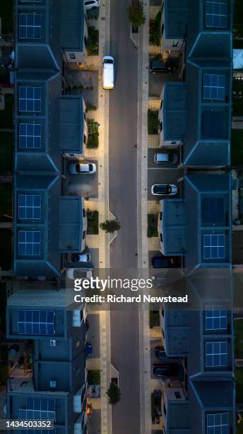solar powered street at night - solar street light stock pictures, royalty-free photos & images