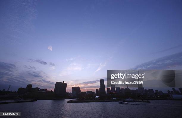 skyline at sunset - yokohama skyline stock pictures, royalty-free photos & images