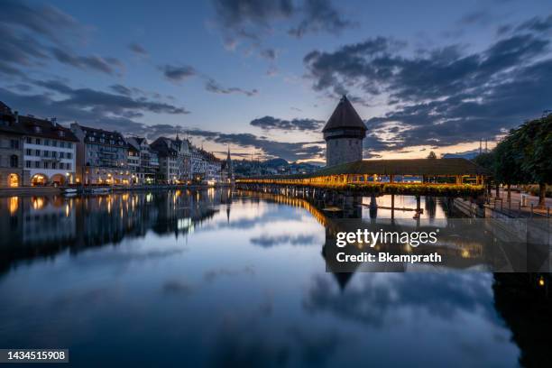 vibrante alba sul ponte della cappella a lucerna, nel distretto svizzero di downton e sul fiume reuss - luzern foto e immagini stock