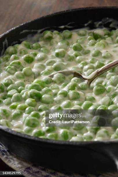 frische cremige grüne erbsen - bechamelsoße stock-fotos und bilder