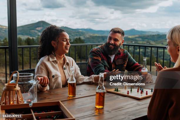 parejas felices jugando juegos de mesa afuera. - game night leisure activity fotografías e imágenes de stock