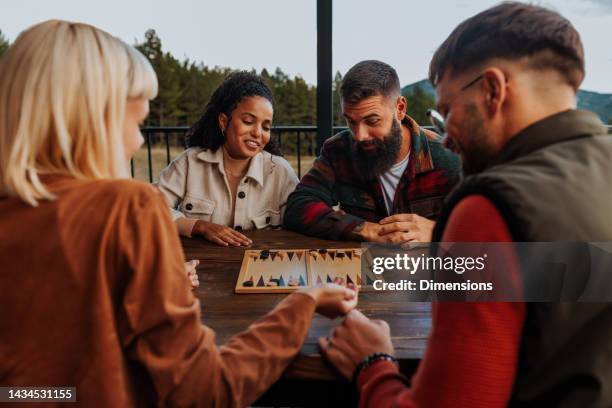 friends playing backgammon on mountain. - backgammon 個照片及圖片檔