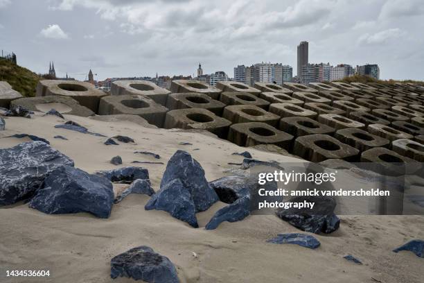 oostelijke strekdam in ostend - oostende stockfoto's en -beelden