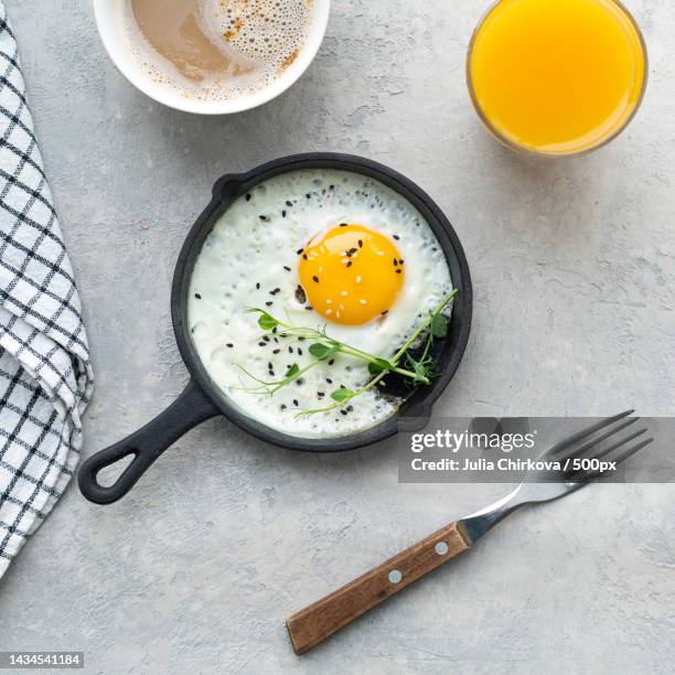 high angle view of egg and egg on table - breakfast eggs stockfoto's en -beelden