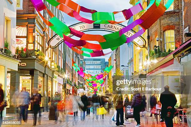 people shopping on carnaby street at christmas - oxford street stockfoto's en -beelden