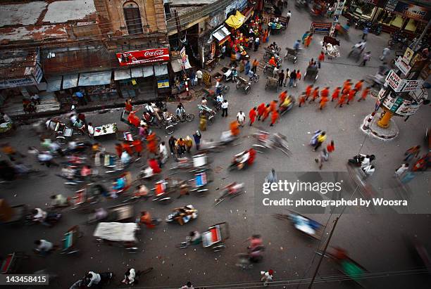 order in chaos, in varanasi india - indian road stock-fotos und bilder