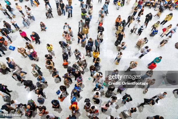 crowds waiting at the railway station - commuters overhead view stock pictures, royalty-free photos & images