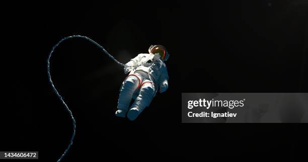 schwebender raumfahrer auf schwarzem hintergrund mit kopierraum für astrowissenschaftliche themen und designs - spacewalk stock-fotos und bilder