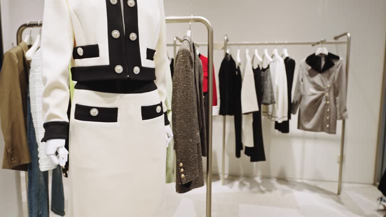 https://media.gettyimages.com/id/1434634562/video/shopping-mall-clothing-store-shopping-scene.jpg?b=1&s=640x640&k=20&c=AbjvB8qy_g096eGDR7RKNQ83fXVtmDI4UK_pcBccdJY=