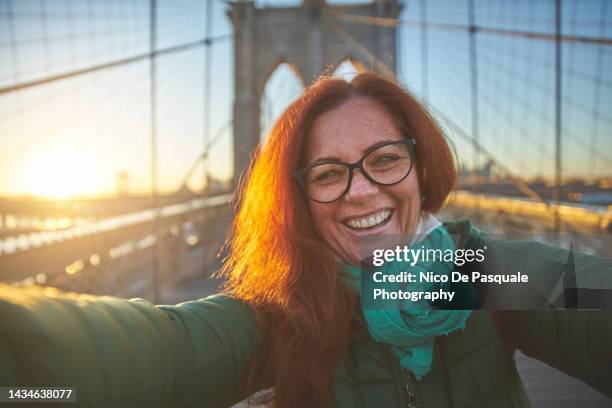 smiling woman taking selfie in new york city, usa - persona de color 個照片及圖片檔