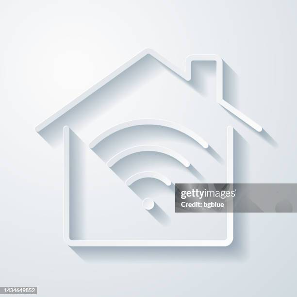 intelligentes zuhause. symbol mit scherenschnitteffekt auf leerem hintergrund - drahtlose technologie stock-grafiken, -clipart, -cartoons und -symbole