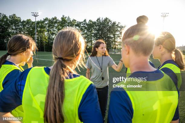 coach instructing to football players - coach stockfoto's en -beelden