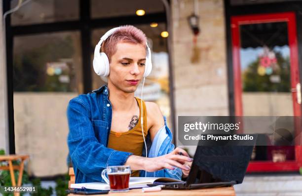 persona transgender che lavora in un caffè all'aperto - transessuale foto e immagini stock