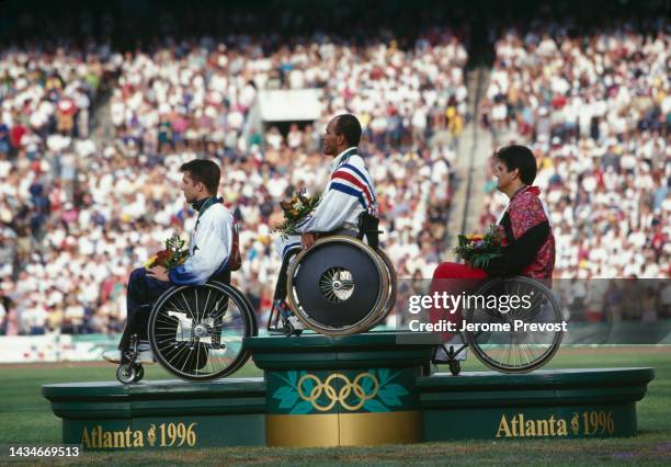 Claude Issorat, de France, a remporté la médaille d'or de la course olympique 1500m en fauteuil roulant aux Jeux Olympiques de Atlanta.