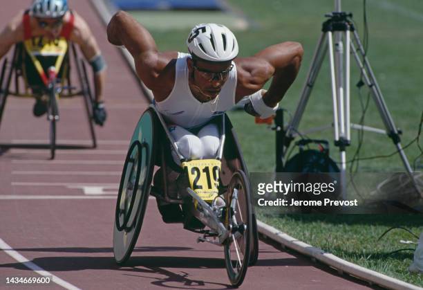 Claude Issorat, de France, a remporté la médaille d'or de la course olympique 1500m en fauteuil roulant aux Jeux Olympiques de Atlanta.