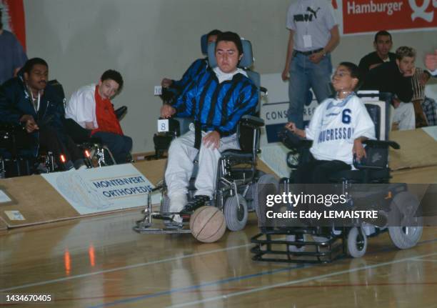 Joueurs en fauteuil roulant pendant le match de football entre Vaucresson et Paris Saint Jean de Dieu au Plessis Robinson Athlétic Club dans les...