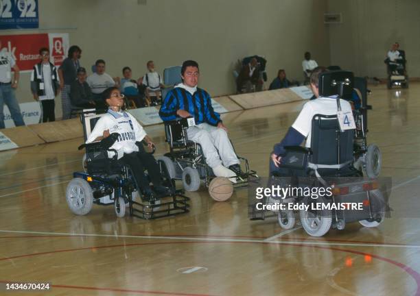 Joueurs en fauteuil roulant pendant le match de football entre Vaucresson et Paris Saint Jean de Dieu Le Plessis Robinson Athlétic Club dans les...